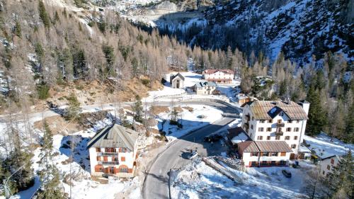 uma vista aérea de um resort na neve em Hotel Al Sasso di Stria em Andraz