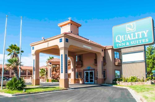 um edifício com um sinal em frente em Quality Inn & Suites Las Cruces - University Area em Las Cruces