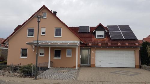 ein Haus mit Sonnenkollektoren auf dem Dach in der Unterkunft Ferienwohnung Am Kapellenäcker in Neumarkt in der Oberpfalz