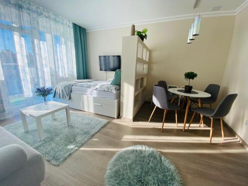 - une chambre avec un lit, une table et des chaises dans l'établissement Zrinyi Central Apartman with free parking, à Nyíregyháza