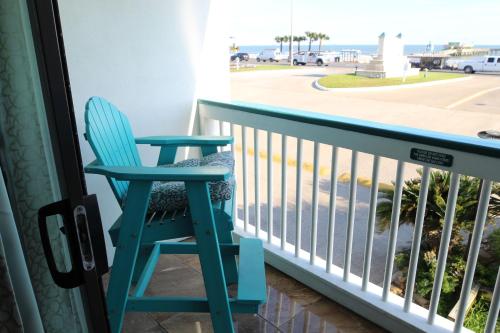 einem blauen Stuhl auf einem Balkon mit Meerblick in der Unterkunft Beachfront View Condo at Casa Del Mar in Galveston