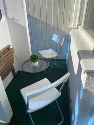 2 chaises et une table sur un balcon dans l'établissement Zrinyi Central Apartman with free parking, à Nyíregyháza