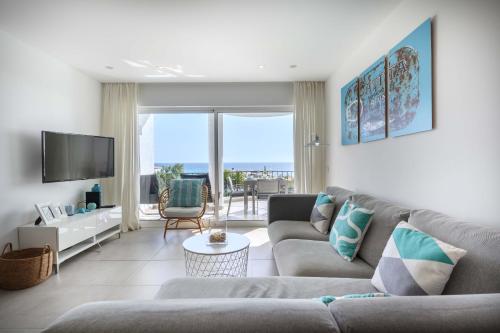 Televisyen dan/atau pusat hiburan di Waterside 3 Bedroom Sea view