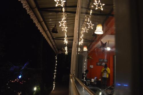 een kamer met kerstverlichting aan een plafond bij Zemu Gangtok in Gangtok