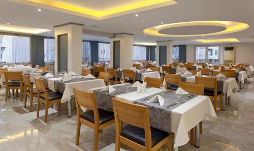 En restaurant eller et spisested på Monart City Hotel - All Inclusive Plus