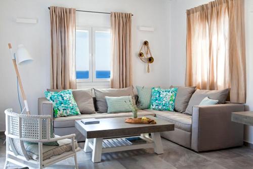 Istumisnurk majutusasutuses Amperian Mykonos Suites & Villas