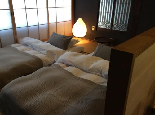 Una cama o camas en una habitación de Kitahama Sumiyoshi