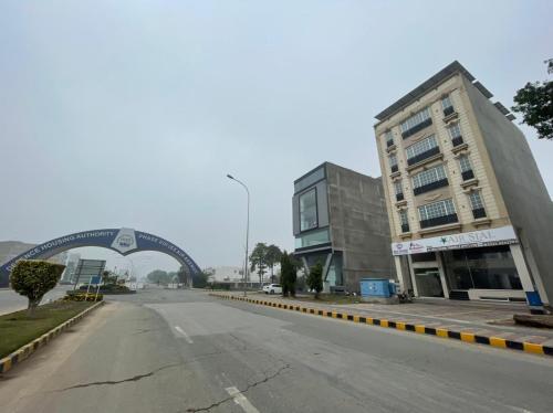 uma rua vazia em frente a um edifício em Multazam Heights, DHA Phase 8 - 3 Bedrooms Luxury Apartments em Lahore