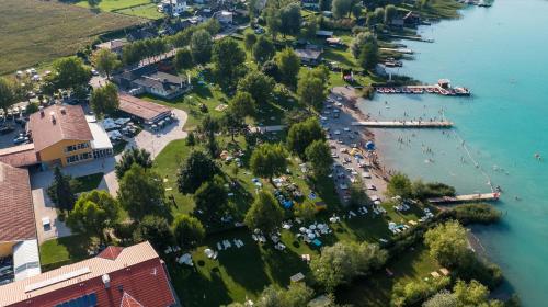 una vista aerea di un parco vicino a una cassa d'acqua di Strandhotel Faak a Faak am See