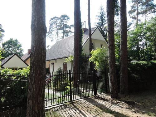 Vrt pred nastanitvijo Beautiful holiday house with swimming pool, only 200m from the lake, Morzyczyn