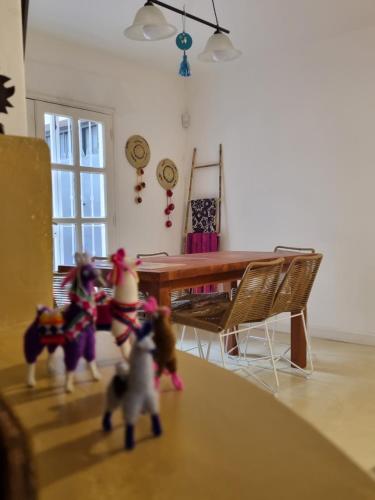 eine Gruppe von Spielzeugpferden in einem Wohnzimmer in der Unterkunft Casa boutique, cerca de la Virgen del Cerro en SALTA in Salta