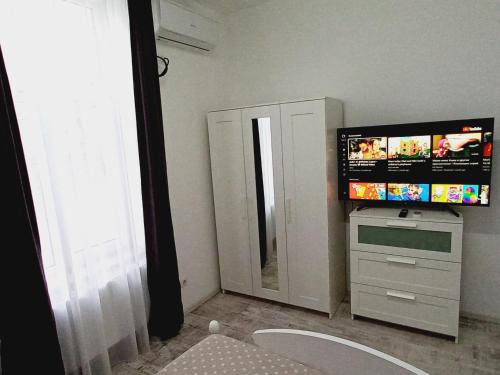 Televízia a/alebo spoločenská miestnosť v ubytovaní Apartament Central Salvo