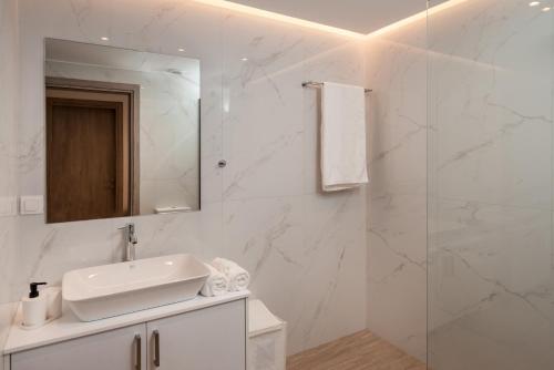 Thyme Sea View Apartments by 8essentially tesisinde bir banyo