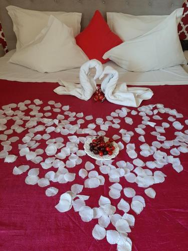 - un lit avec un bouquet de fleurs dans l'établissement Hotel Kamanga, à Tomar