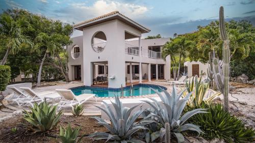 A piscina localizada em Coral Estate Villa 19 - architectural eye-catcher with private pool ou nos arredores