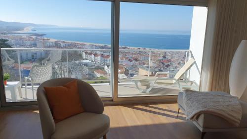 un soggiorno con vista sull'oceano di Veronique Apartment a Nazaré