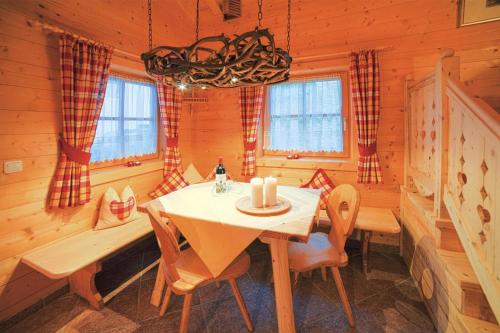 纽科琴格罗斯夫Chalet in Neukirchen for 4 people的小屋内带桌椅的用餐室