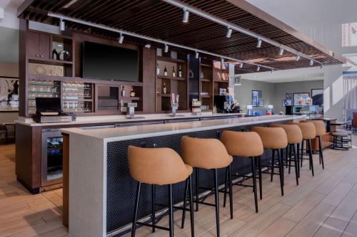 Hyatt Place Charlotte University tesisinde lounge veya bar alanı