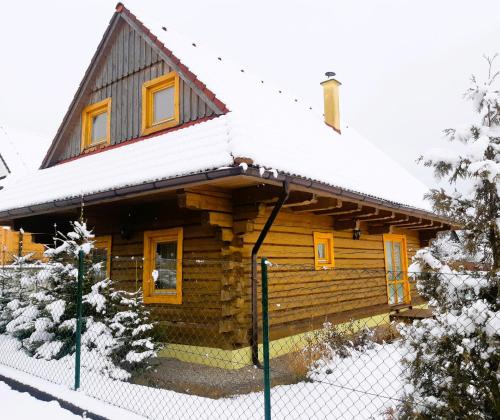 uma cabana com neve no telhado em Chata Raj em Hrabušice