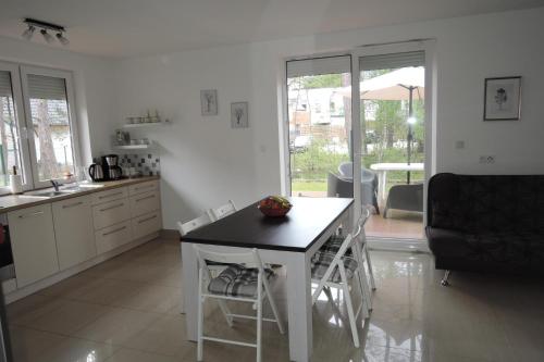 cocina con mesa y sillas en una habitación en Big holiday home in Lukecin for 9 persons, en Łukęcin