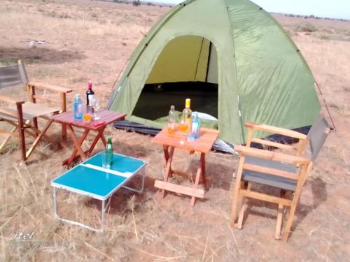 namiot z krzesłami i stołami przed nim w obiekcie Amanya Double Pitch Tent with Mt Kilimanjaro View w mieście Amboseli