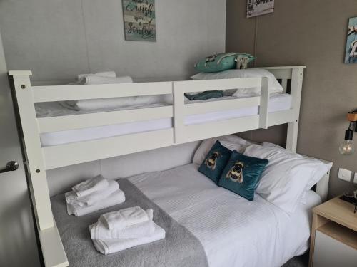 1 dormitorio con 2 literas y toallas en Mawgan Pads Mawgan Porth, en Mawgan Porth