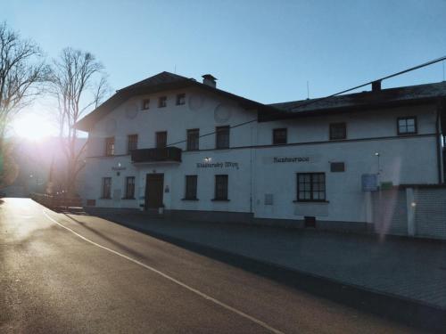 um grande edifício branco no lado de uma estrada em Penzion Klášterský mlýn em RejÅ¡tejn