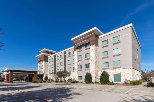 een appartementencomplex met een parkeerplaats ervoor bij La Quinta by Wyndham Houston NW Beltway8/WestRD in Houston