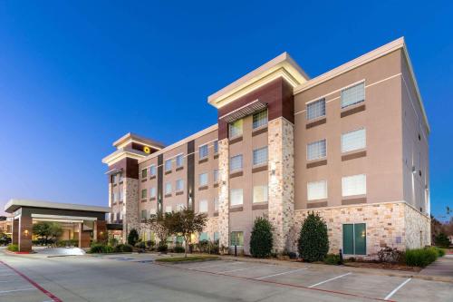 een groot appartementencomplex met een blauwe lucht bij La Quinta by Wyndham Houston NW Beltway8/WestRD in Houston