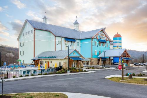 un gran edificio blanco con dos torres en la parte superior en The Lodge at Camp Margaritaville, en Pigeon Forge