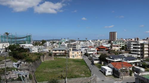 Huoneistohotelli – kaupungin Okinawa yleisnäkymä majoituspaikasta käsin