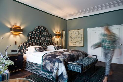 A bed or beds in a room at Hotel Walther - Relais & Châteaux