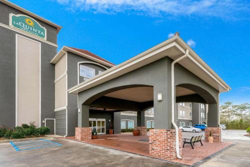 BroussardにあるLa Quinta Inn & Suites by Wyndham Broussard - Lafayette Areaの駐車場付きのホテルの正面の景色