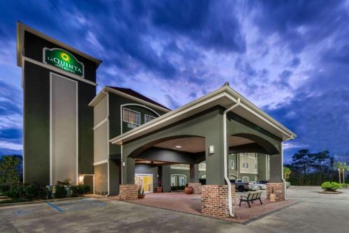 BroussardにあるLa Quinta Inn & Suites by Wyndham Broussard - Lafayette Areaの表面に看板が出ているホテル