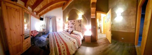 um quarto com uma cama num quarto em La locanda del Mulino em Aosta