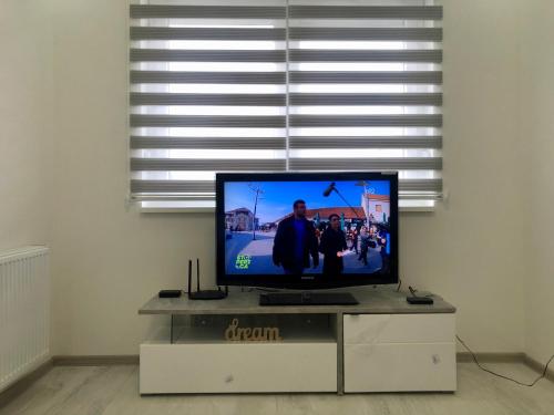 TV in/ali zabaviščno središče v nastanitvi Apartman Silver Star