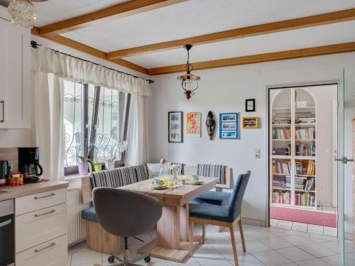 - une cuisine avec une table et des chaises en bois dans l'établissement Cosy Apartment in Oed hling with Garden, à Mauer bei Amstetten