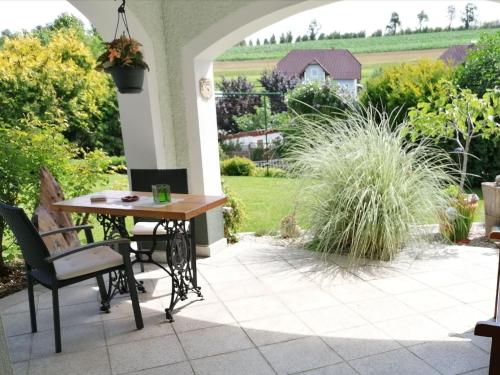 d'une terrasse avec une table et des chaises ainsi que d'un jardin. dans l'établissement Cosy Apartment in Oed hling with Garden, à Mauer bei Amstetten