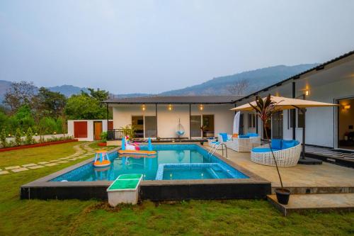 Piscina de la sau aproape de SaffronStays Turquoise Maison, Karjat