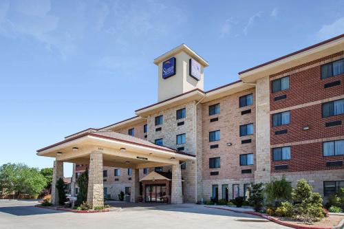 un hôtel avec une tour d'horloge en haut dans l'établissement Sleep Inn & Suites, à Lubbock