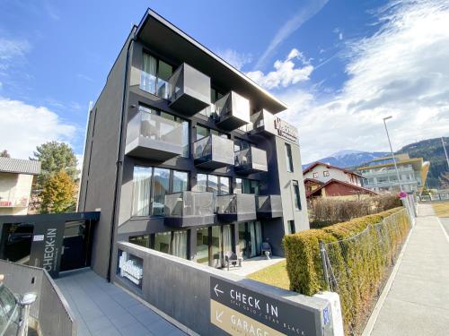 ein Gebäude mit Balkon auf der Seite in der Unterkunft Blackhome Innsbruck City East I contactless check-in in Innsbruck