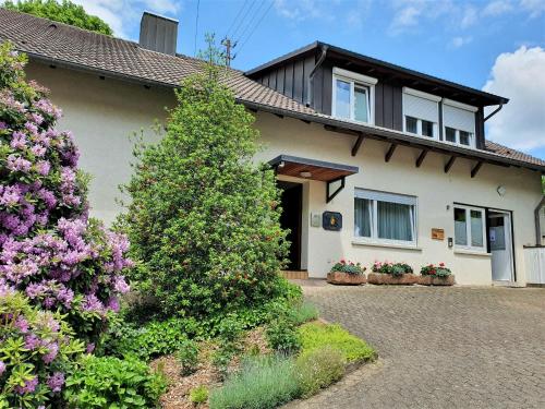 ein Haus mit Blumen davor in der Unterkunft Gästehaus Wörner in Durbach