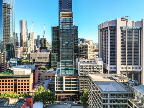 een uitzicht op de skyline van de stad met hoge gebouwen bij Holiday Inn Express Melbourne Little Collins, an IHG Hotel in Melbourne