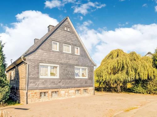 een groot huis met een gambrel dak bij Ferienhaus in Medebach nahe Skigebiet in Medebach