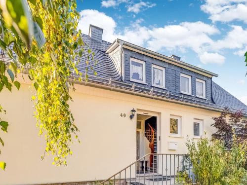 een wit huis met een blauw dak bij Ferienhaus in Medebach nahe Skigebiet in Medebach