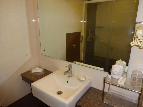 Kylpyhuone majoituspaikassa Regency Madurai by GRT Hotels