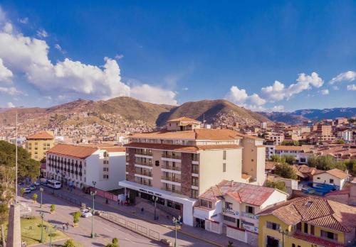 una ciudad con edificios y montañas en el fondo en Sonesta Hotel Cusco, en Cusco