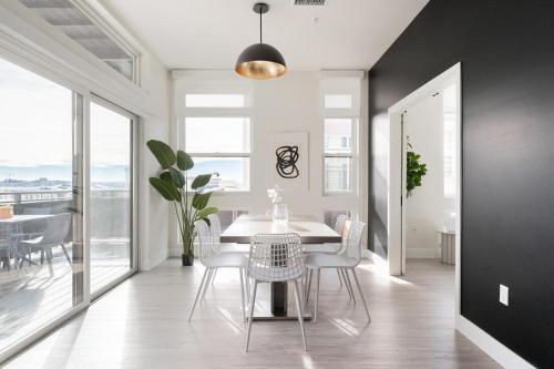 una sala da pranzo con tavolo e sedie di Skyline Loft - Sweeping Views - Central LoHi a Denver