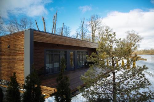 Casa pequeña con terraza de madera junto a un lago en Fisherman, en Kiev