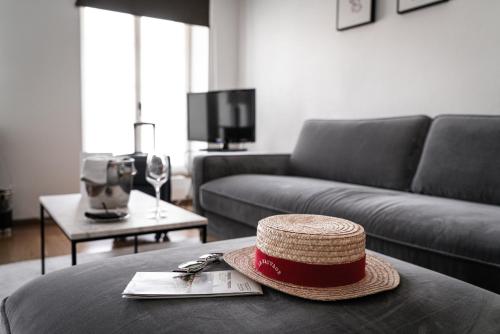 um chapéu sentado numa mesa numa sala de estar em Le Sauvage em Fribourg